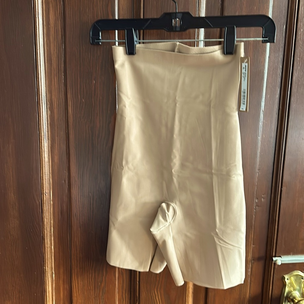 SKIMS NWT high waist short. Color:clay. Size: XS